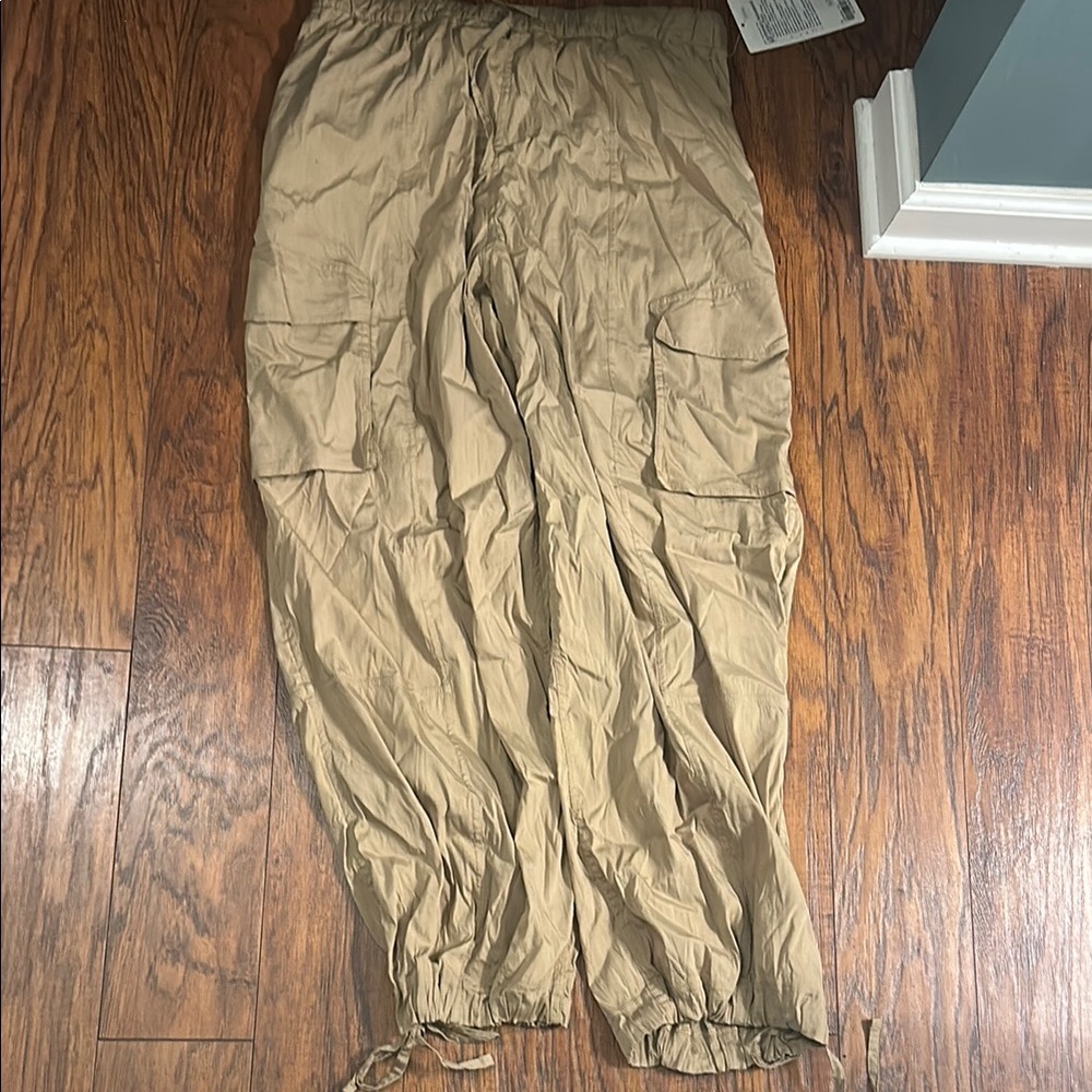 Women’s lululemon Tan adjustable length Cargo Pants